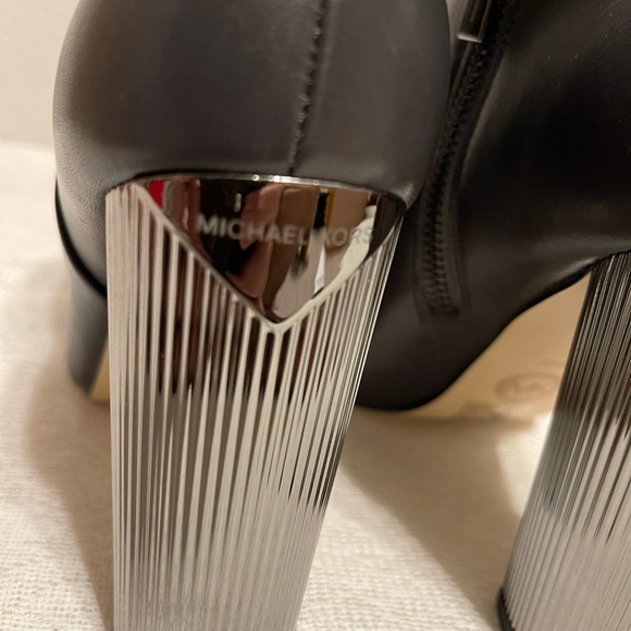 ✅MICHAEL KORS✅  Leather Bootie - Picture 10 of 16
